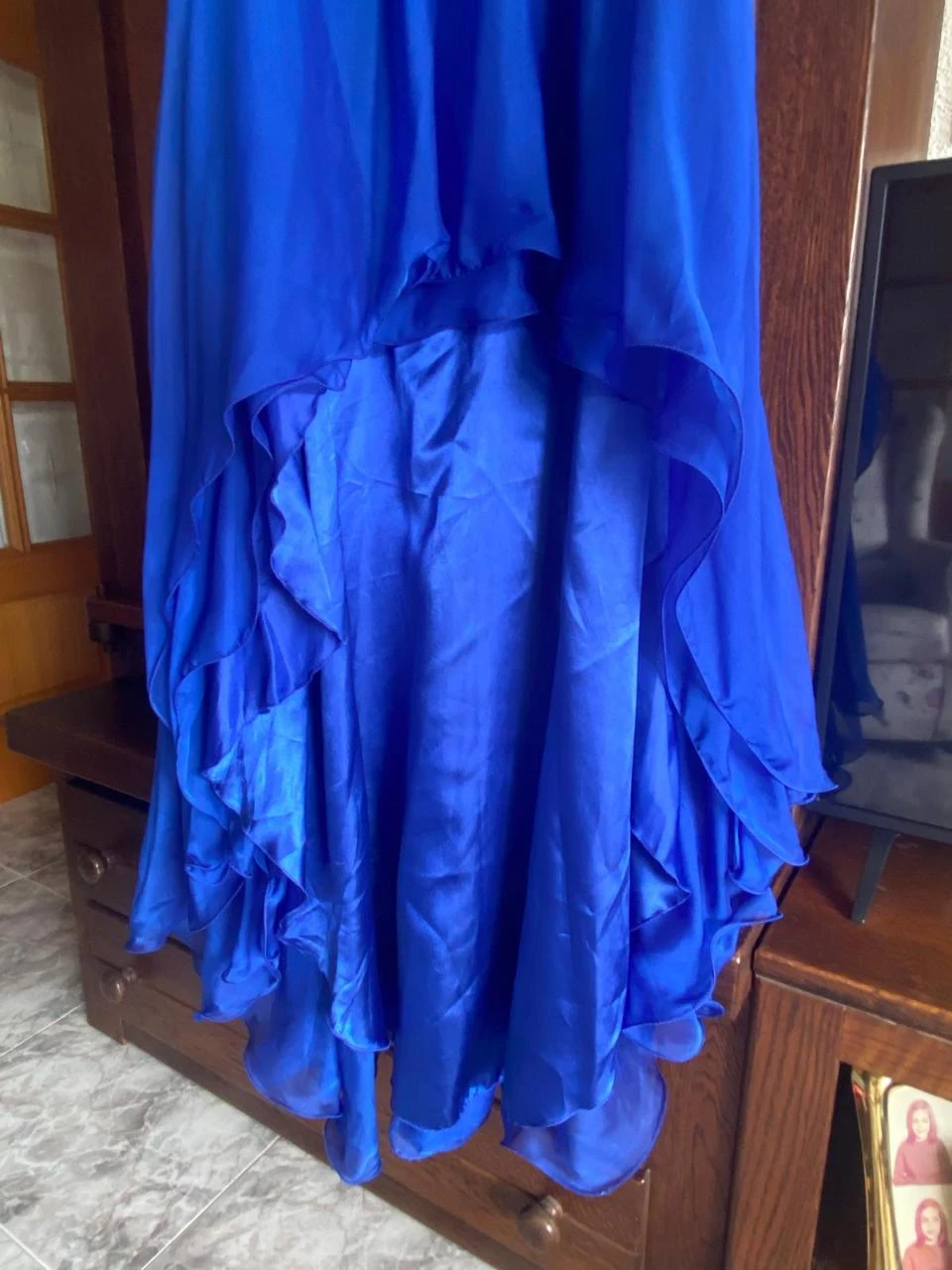 Vestido de festa romântico azul royal, corte "Hi-Lo" com pedrarias. – photo 5